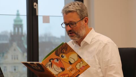 Staatssekretär Burghardt liest vor