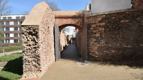 Die alte Stadtmauer in Darmstadt: Mauerreste mit Tor
