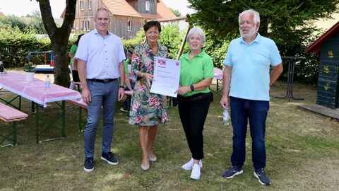 Bei der Übergabe des Bescheides mit Bürgermeister Edwin Schneider, Europaministerin Lucia Puttrich, Marion Möller von den LandFrauen Rebgeshein sowie Stadtverordnetenvorsteher Karl Weisensee