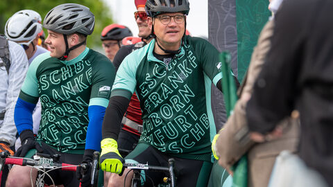 Ministerpräsident Rhein auf seinem Rad beim Start des Radrennens