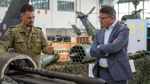 Ministerpräsident Rhein informiert sich über den Kampfhubschrauber