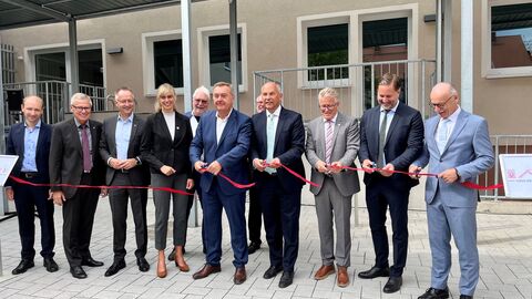 Landtagsabgeordneter Max Schad, Landtagsabgeordneter Gerald Kummer, Landtagsabgeordneter Heiko Kasseckert, Geschäftsführerin der Baugesellschaft Mirja Dorny, Vizepräsident des Hessischen Landtags Jörg-Uwe Hahn, Oberbürgermeister Claus Kaminsky, Justizminister Roman Poseck, Kreisbeigeordneter Winfried Ottmann, Polizeipräsident des Polizeipräsidiums Südosthessen Daniel Muth und Landespolizeipräsident Robert Schäfer