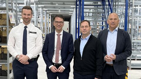 Hauptkommissar Patrick Rüter, Justizminister Christian Heinz, Hauptsekretär Erio Bortolamedi und Innenminister Prof. Dr. Roman Poseck (v.l.n.r.)