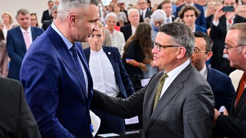 Ministerpräsident Boris Rhein gratuliert Dr. Vitali Klitschko zum Franz-Werfel-Menschenrechtspreis.