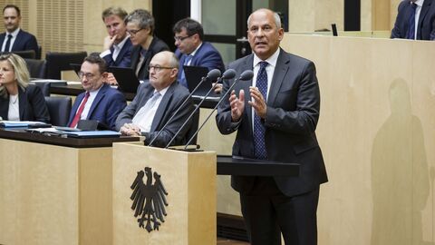 Mann hält Rede an Rednerpult im Bundesrat.