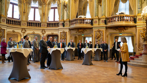 Die Intendantin des Wiesbadener Staatstheaters, Dorothea Hartmann, begrüßt die Gäste zur Unterzeichnung des Zukunftspakts im feierlichen Rahmen des Staatstheaters.